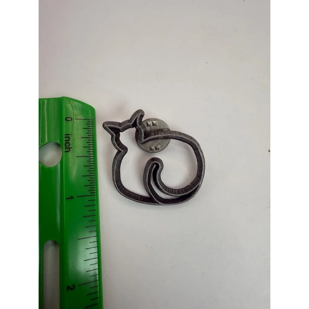 Ann Clark Cat Cookie Cutter Pewter Lapel‎ Pin 1995 Mendon VT Baking Jewelry